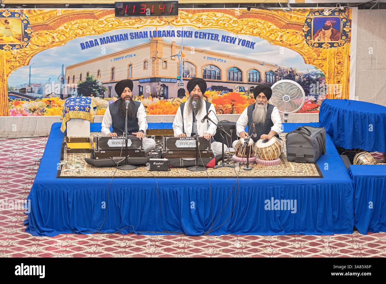 3 prêtres sikhs dirigent un service musical matinal jouant un tambour tabla et des harmoniums, au Baba Makhan Shah Lubana Sikh Center à South Richmond Hill. Banque D'Images