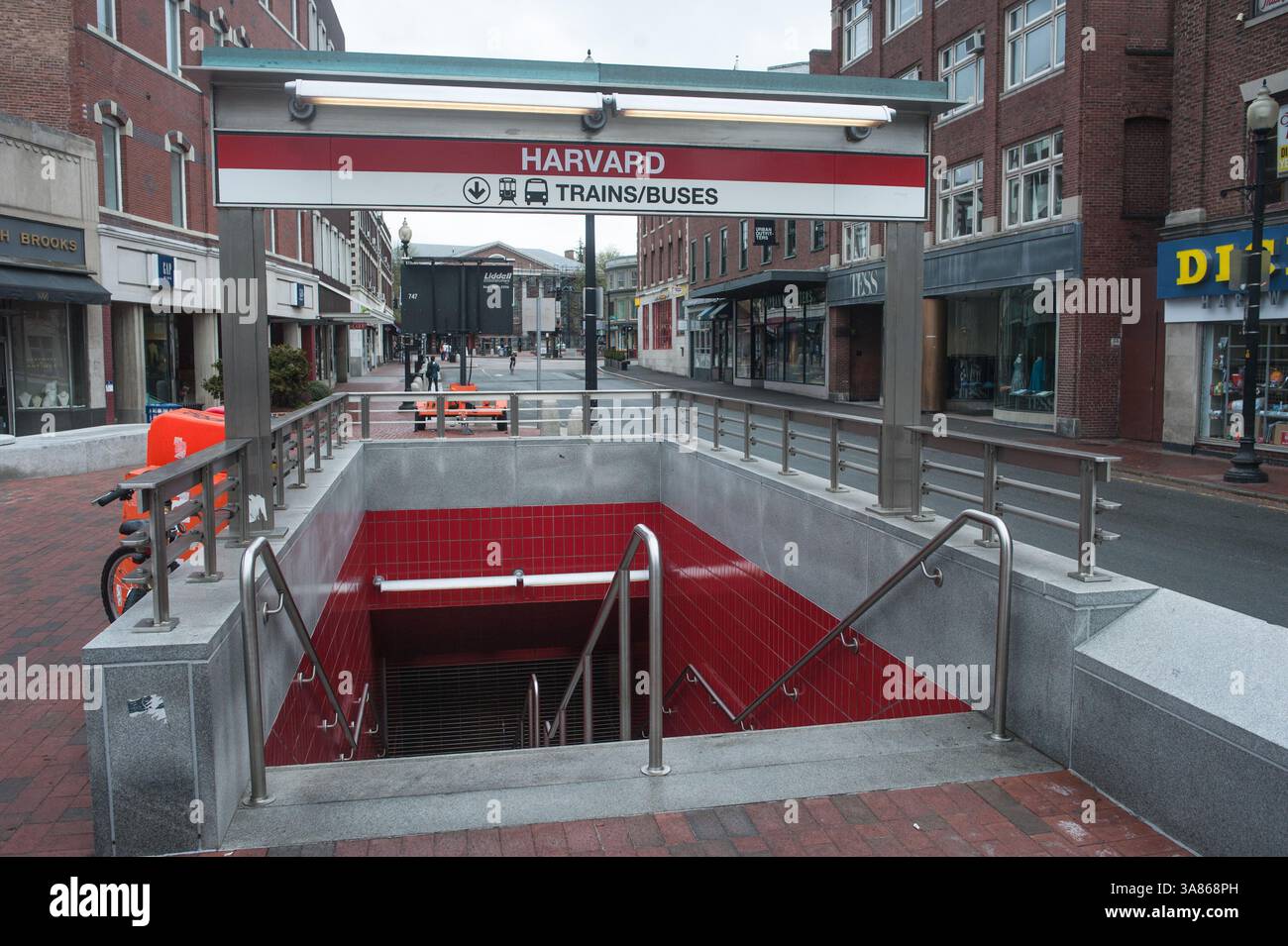 19 avril 2013 - Cambridge, Massachusetts, États-Unis - la station MBTA Harvard Square est restée fermée vendredi soir pendant les heures de pointe. Alors que la chasse à l'homme pour l'un des bombardiers du Marathon de Boston se poursuit, une grande partie de la région de Boston a été placée en confinement. (Crédit image : © Jeremiah Robinson/ZUMAPRESS.com) Banque D'Images