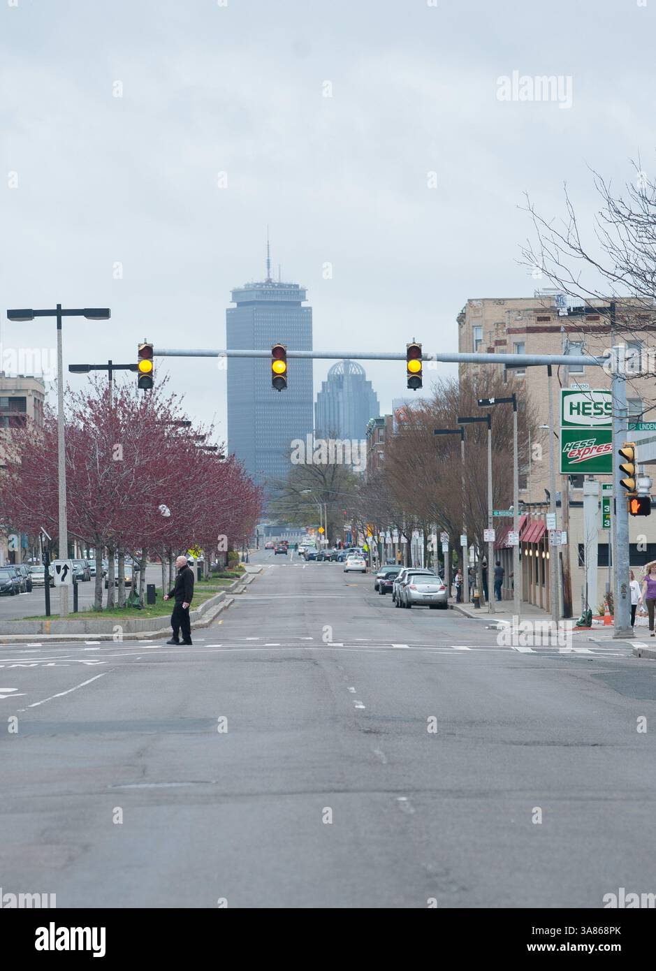19 avril 2013 - Cambridge, Massachusetts, États-Unis - Brighton Ave dans le quartier Brighton / Allston de boston était vide de circulation vendredi soir pendant l'heure de pointe. Alors que la chasse à l'homme pour l'un des bombardiers du Marathon de Boston se poursuit, une grande partie de la région de Boston a été placée en confinement. (Crédit image : © Jeremiah Robinson/ZUMAPRESS.com) Banque D'Images