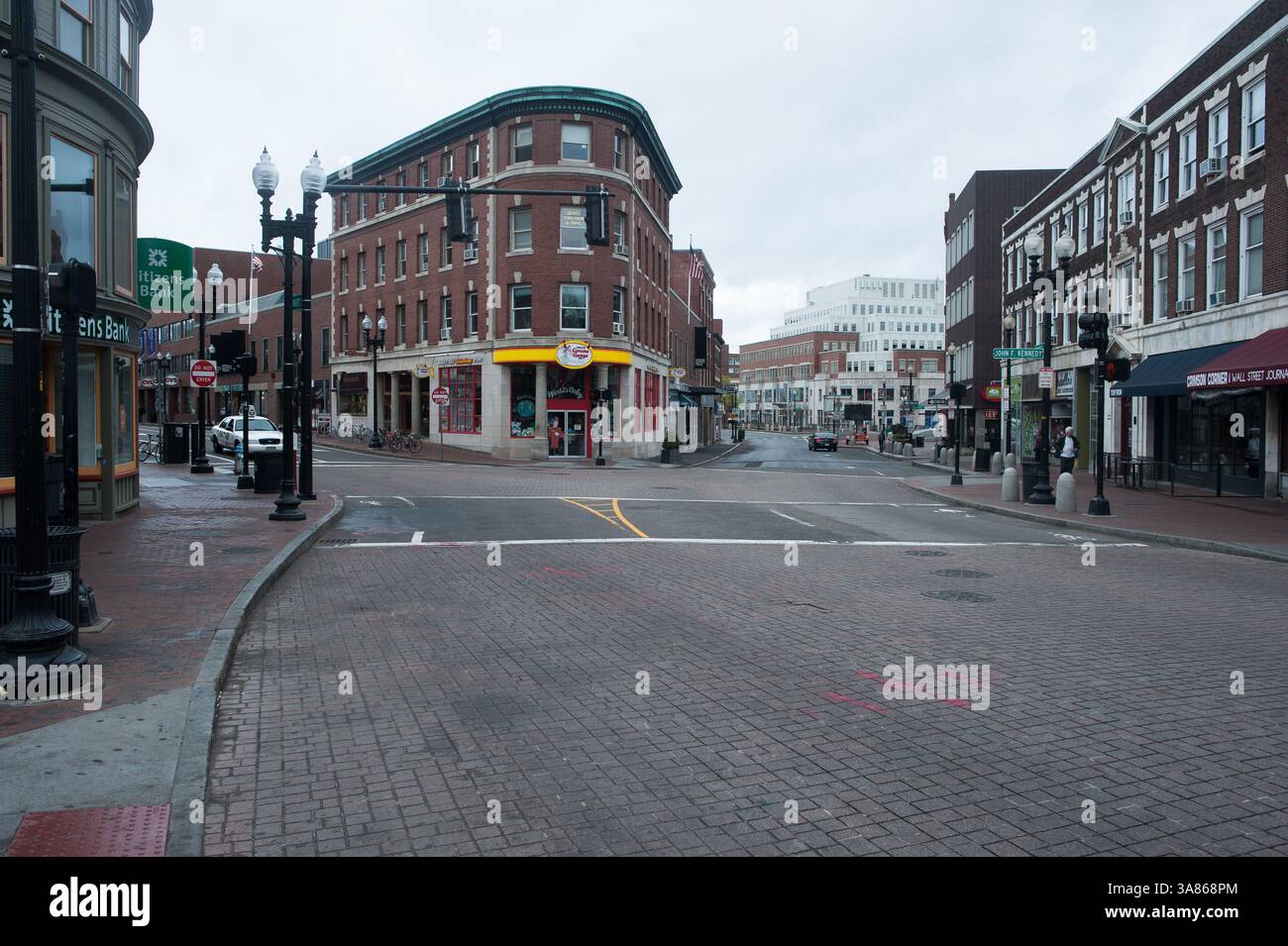 19 avril 2013 - Cambridge, Massachusetts, États-Unis - Harvard Square normalement bondé à Cambridge est dépourvu de circulation et de vie pendant l'heure de pointe vendredi soir. Alors que la chasse à l'homme pour l'un des bombardiers du Marathon de Boston se poursuit, une grande partie de la région de Boston a été placée en confinement. (Crédit image : © Jeremiah Robinson/ZUMAPRESS.com) Banque D'Images