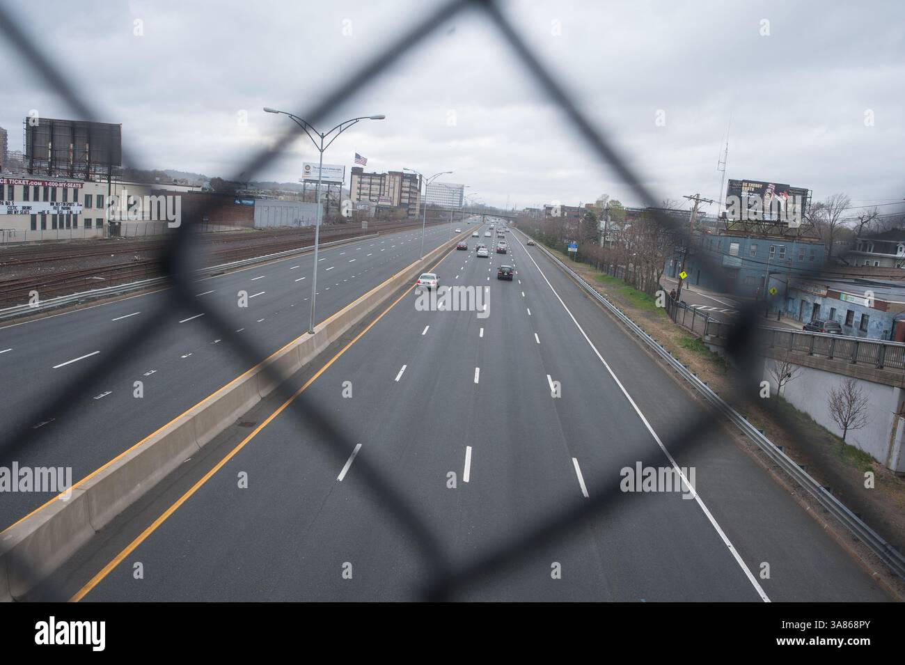 Avr 19, 2013 - Cambridge, Massachusetts, États-Unis - la voie rapide a eu peu ou pas de trafic vendredi soir pendant ce qui est normalement une heure de pointe pare-chocs à pare-chocs. Alors que la chasse à l'homme pour l'un des bombardiers du Marathon de Boston se poursuit, une grande partie de la région de Boston a été placée en confinement. (Crédit image : © Jeremiah Robinson/ZUMAPRESS.com) Banque D'Images