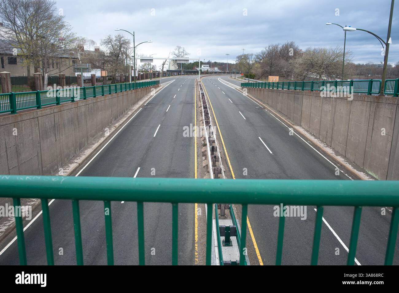 19 avril 2013 - Cambridge, Massachusetts, États-Unis - Storrow Drive à Cambridge est resté vide de circulation vendredi soir pendant ce qui est normalement une heure de pointe bourrée de confiture. Alors que la chasse à l'homme pour l'un des bombardiers du Marathon de Boston se poursuit, une grande partie de la région de Boston a été placée en confinement. (Crédit image : © Jeremiah Robinson/ZUMAPRESS.com) Banque D'Images