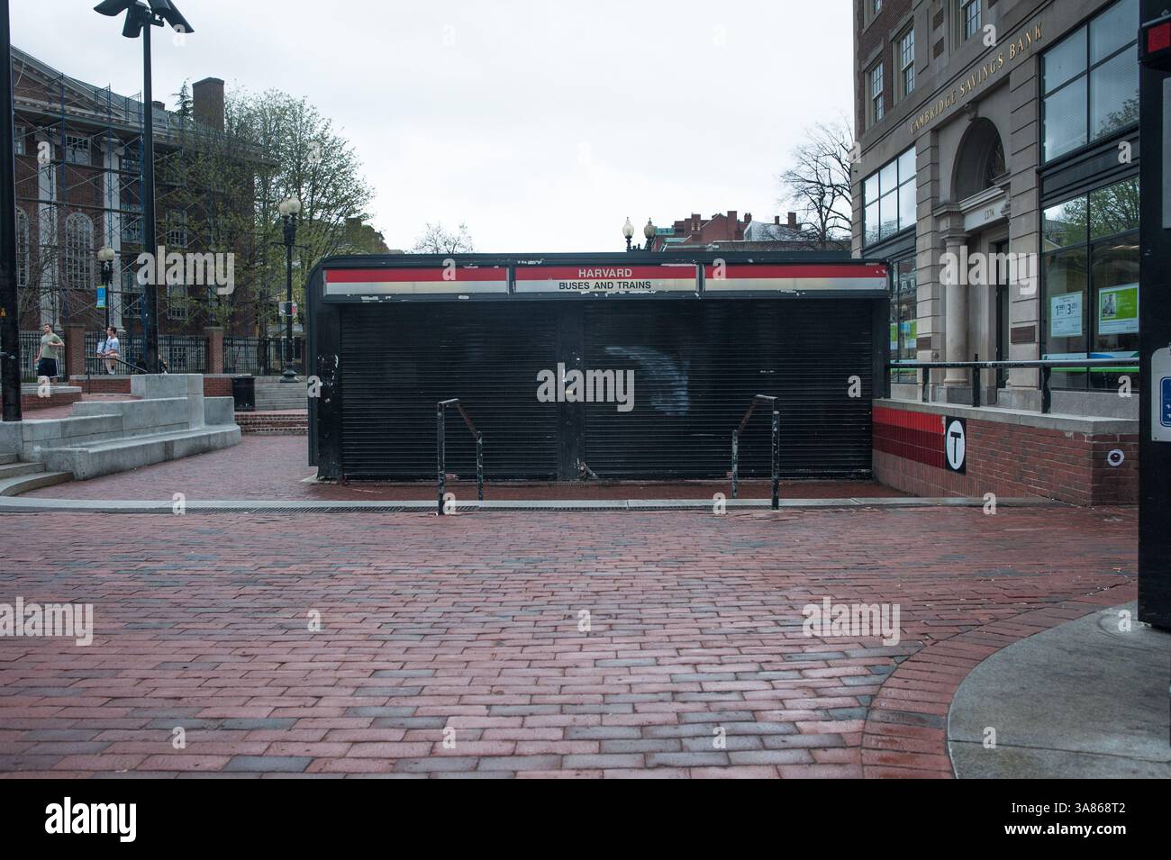 19 avril 2013 - Cambridge, Massachusetts, États-Unis - la station MBTA Harvard Square est restée fermée vendredi soir pendant les heures de pointe. Alors que la chasse à l'homme pour l'un des bombardiers du Marathon de Boston se poursuit, une grande partie de la région de Boston a été placée en confinement. (Crédit image : © Jeremiah Robinson/ZUMAPRESS.com) Banque D'Images