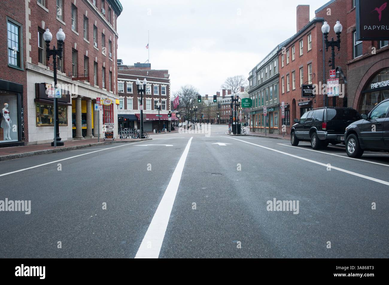 19 avril 2013 - Cambridge, Massachusetts, États-Unis - Harvard Square à Cambridge est vide de circulation et de vie pendant l'heure de pointe vendredi soir. Alors que la chasse à l'homme pour l'un des bombardiers du Marathon de Boston se poursuit, une grande partie de la région de Boston a été placée en confinement. (Crédit image : © Jeremiah Robinson/ZUMAPRESS.com) Banque D'Images