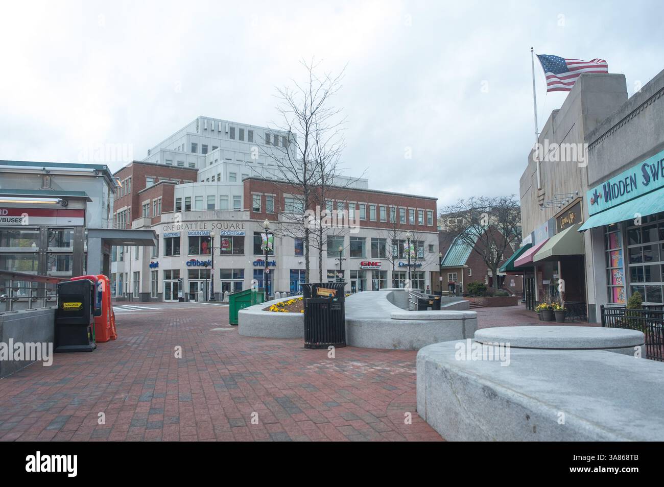 19 avril 2013 - Cambridge, Massachusetts, États-Unis - Harvard Square à Cambridge est vide de circulation et de vie pendant l'heure de pointe vendredi soir. Alors que la chasse à l'homme pour l'un des bombardiers du Marathon de Boston se poursuit, une grande partie de la région de Boston a été placée en confinement. (Crédit image : © Jeremiah Robinson/ZUMAPRESS.com) Banque D'Images