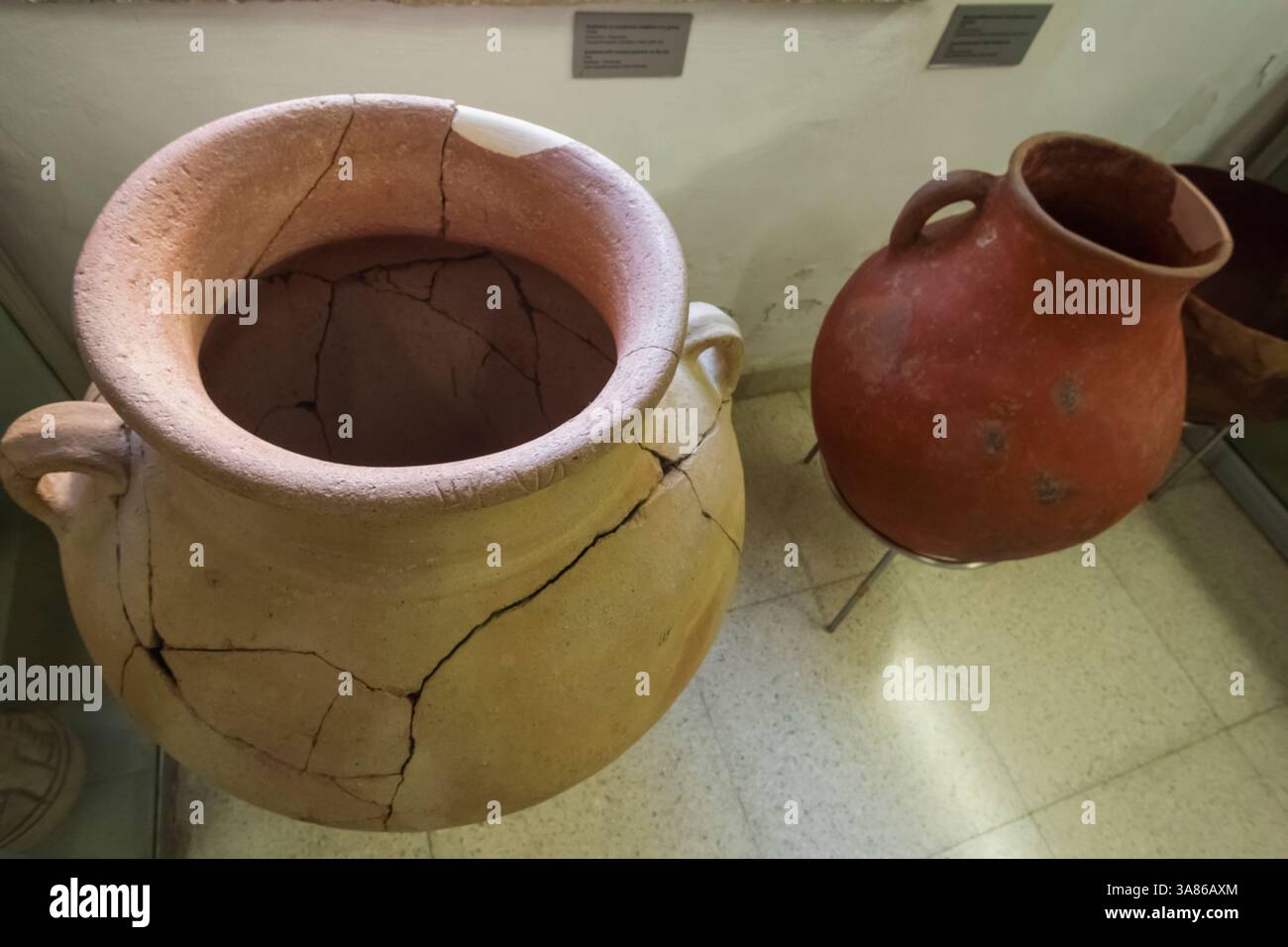Chypre, Episkopi, Musée d'Episkopi, exposition des navires de stockage d'argile datée de 2500-1600 av. J.-C. Banque D'Images