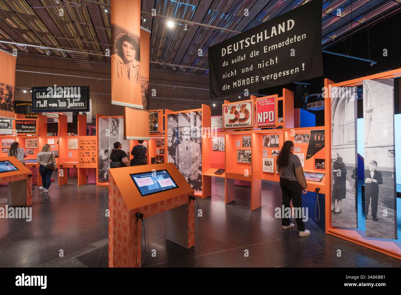 Bonn, Haus der Geschichte, vue de l'exposition, après HITLER, la confrontation allemande avec le national-socialisme Banque D'Images