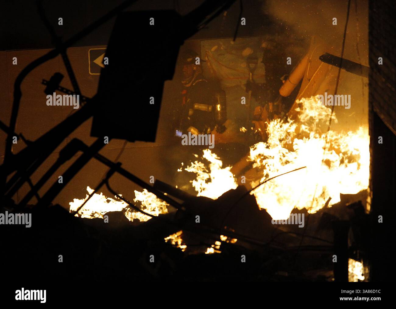 19 février 2013 - Kansas City, MO, USA - une explosion et un incendie ont envoyé au moins 15 personnes dans les hôpitaux de la région et détruit le restaurant de JJ, au 910 W. 48th Street, à Kansas City, mardi soir, 19 février 2013, sur le côté ouest du Country Club Plaza. (Crédit image : © Keith Myers/MCT/ZUMAPRESS.com) Banque D'Images
