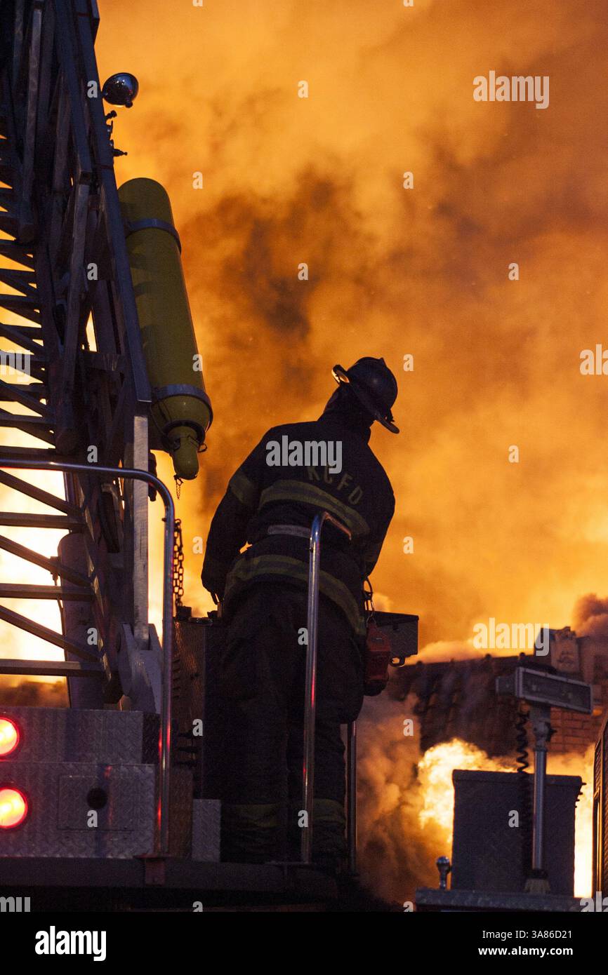 19 février 2013 - Kansas City, MO, États-Unis - Kansas City, Mo., les pompiers travaillent sur la scène d'une explosion et d'un incendie à 4 alarmes au restaurant JJ's sur le Country Club Plaza, à Kansas, City, le mardi 19 février, 2013. (crédit image : © Bob Greenspan/MCT/ZUMAPRESS.com) Banque D'Images