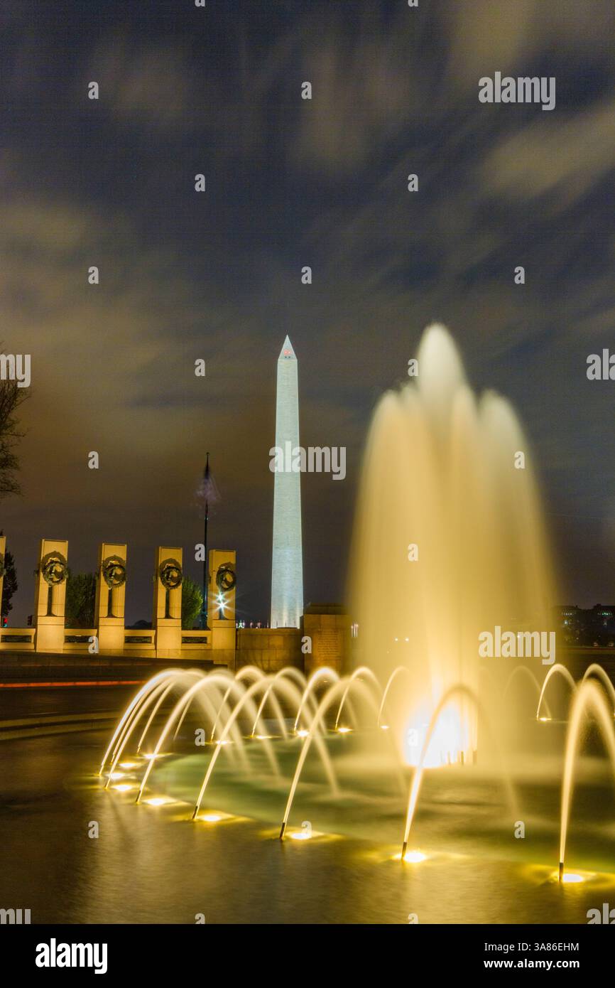 Vue nocturne du Washington Monument depuis le Mémorial de la seconde Guerre mondiale à Washington, D.C. (États-Unis d'Amérique) Banque D'Images
