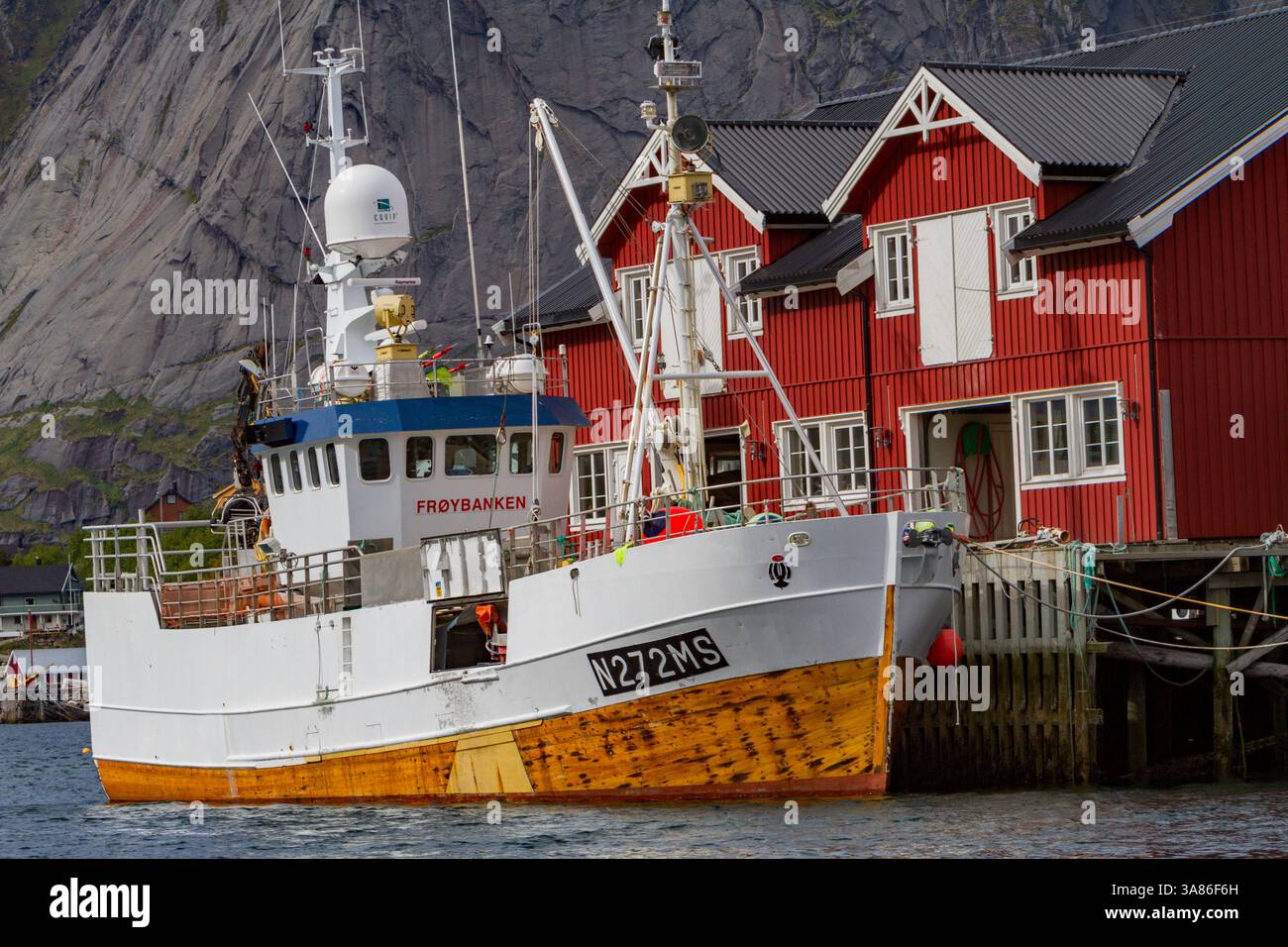 Lumière en fin de soirée sur la pittoresque ville de pêcheurs norvégienne de Reine dans le groupe des îles Lofoten, Norvège Banque D'Images