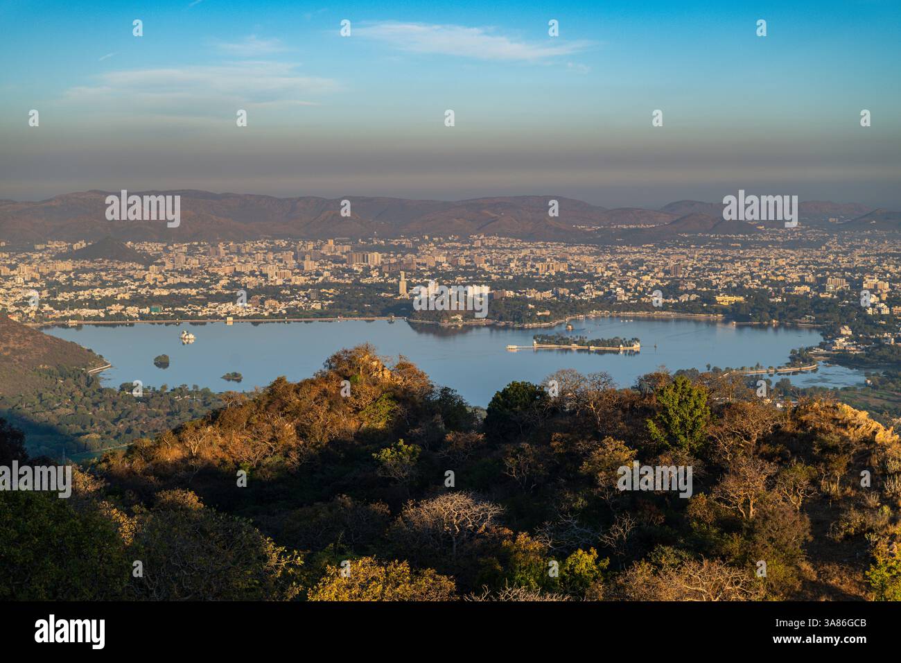Vue sur Udaipur depuis Monsoon Palace (Sajjan Garh Palace), Udaipur, Rajasthan, Inde Banque D'Images
