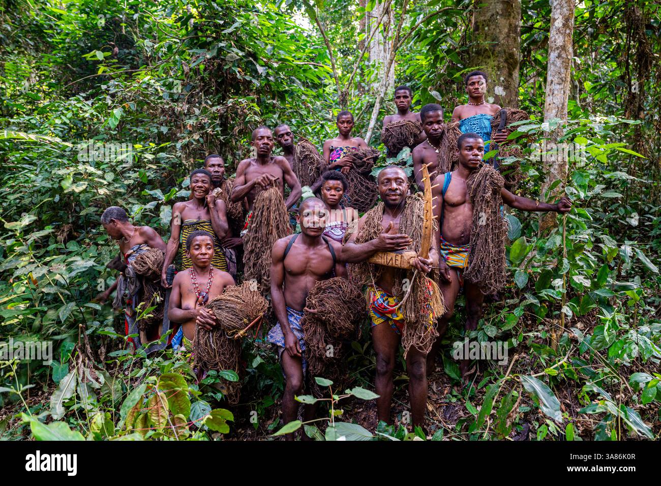 Tribu pygmée dans la jungle, Parc National de Dzanga Sangha, UNESCO, République centrafricaine Banque D'Images