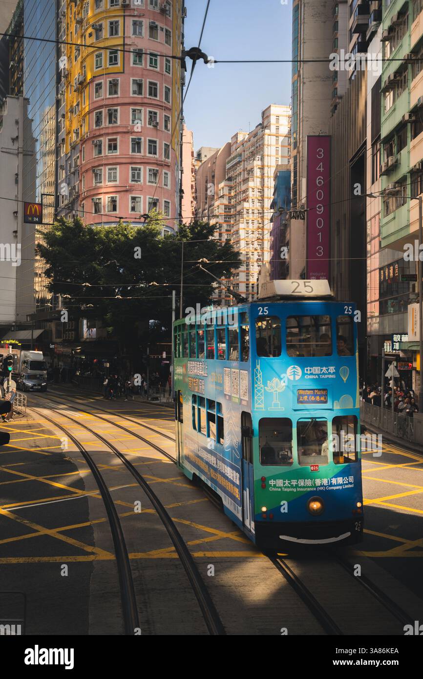 Une image verticale d'un tramway passant par le soleil sur Johnstone Road, Hong Kong, Chine Banque D'Images