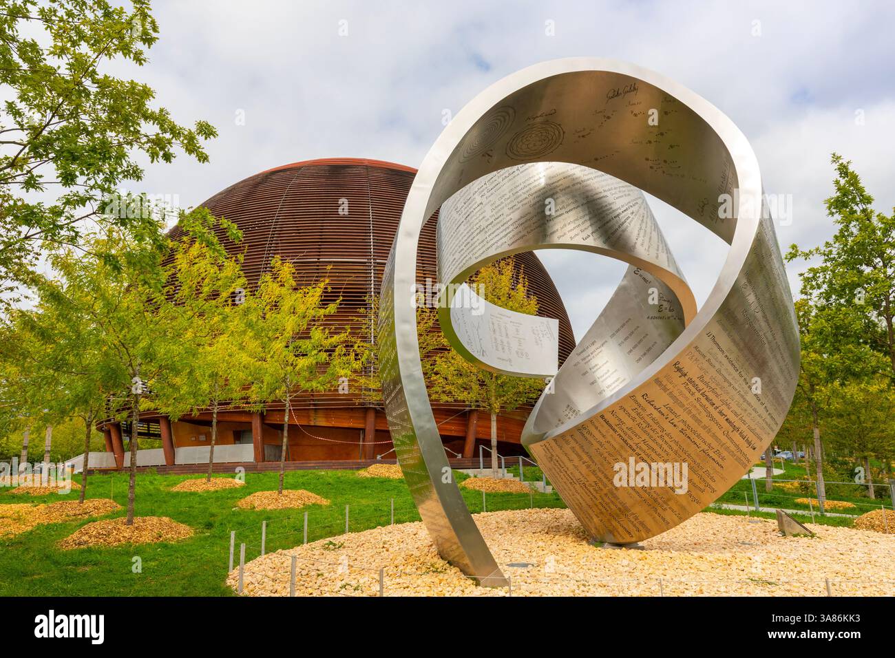 CERN, Wandering the incommensurable, Steel structure, Globe of Science and innovation in background, Genève, Suisse Banque D'Images