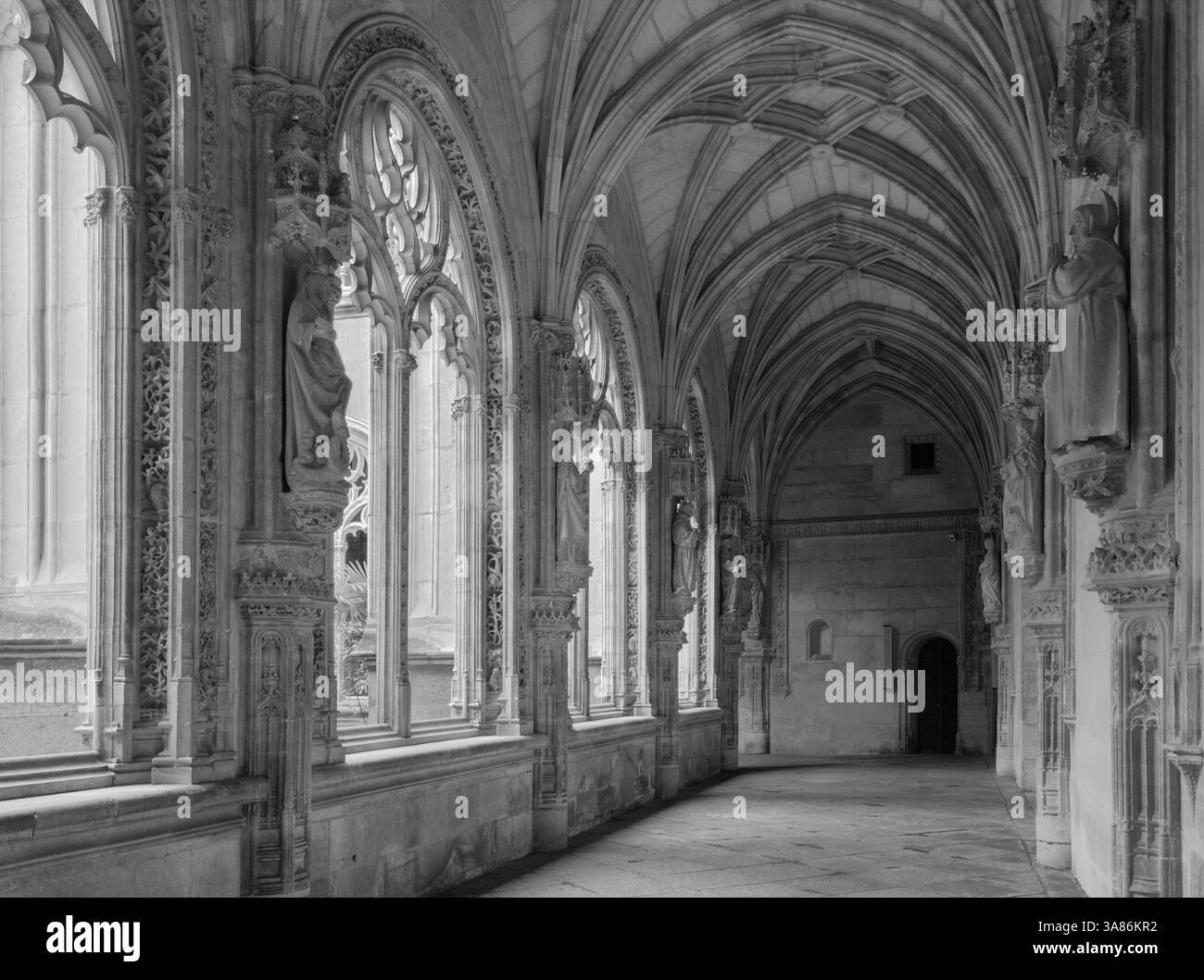 TOLEDO - 8 mars : atrium gothique de Monasterio San Juan de los Reyes ou monastère de Saint Jean des Rois Banque D'Images