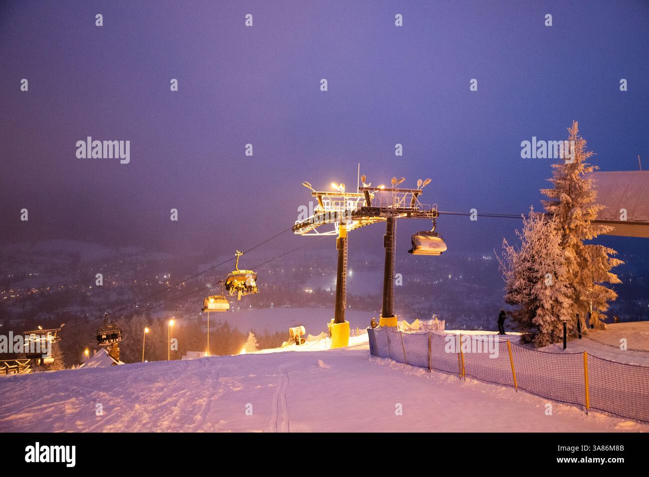 Piste de ski illuminée la nuit, Pologne Banque D'Images