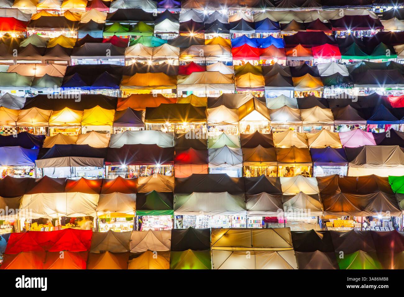 Marché de train de nuit coloré Ratchada, Bangkok, Thaïlande Banque D'Images