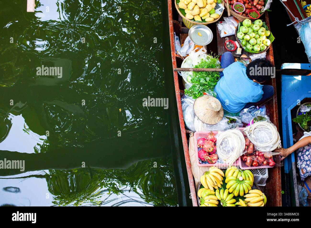 Vue de dessus du bateau plein de fruits frais en vente, marché flottant, Bangkok, Thaïlande Banque D'Images