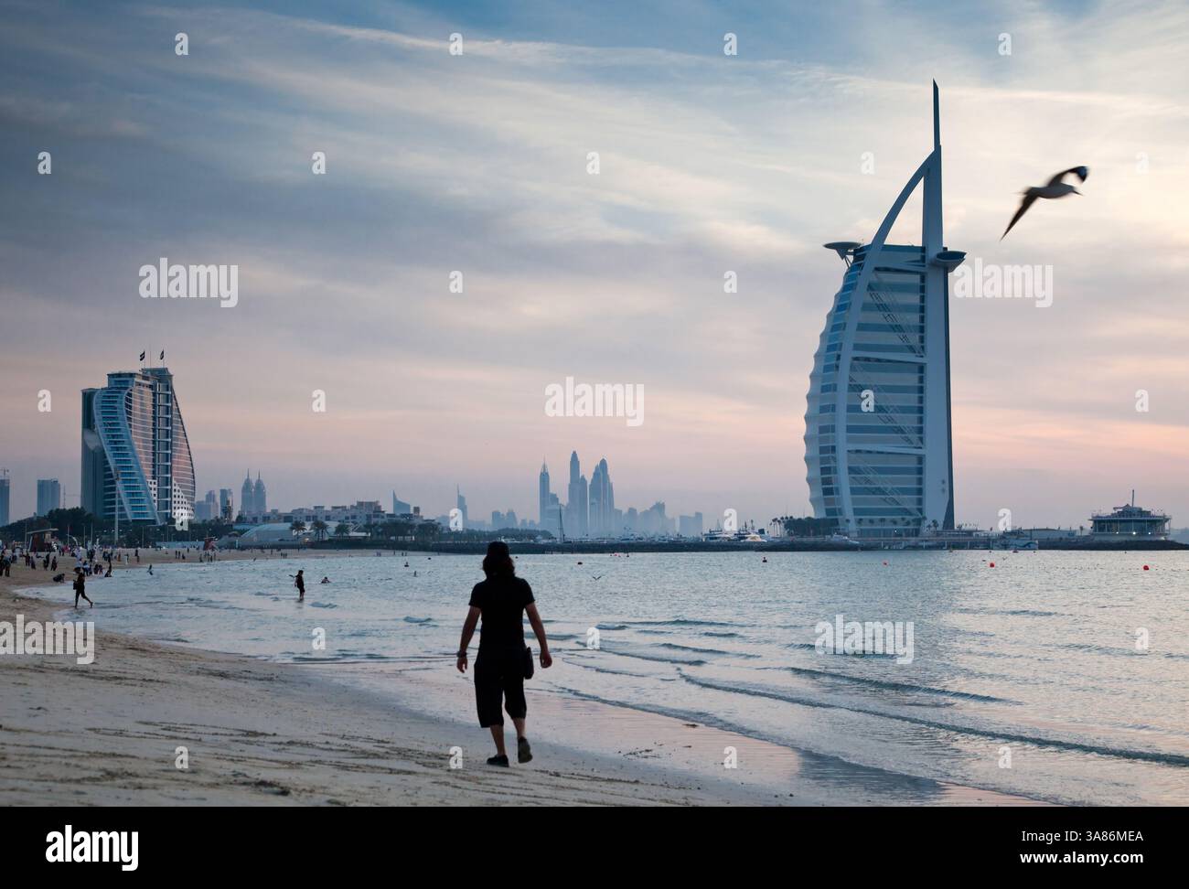 Le premier hôtel de luxe sept étoiles au monde Burj Al Arab au coucher du soleil vu de la plage publique de Jumeirah, Dubaï, Émirats arabes Unis Banque D'Images
