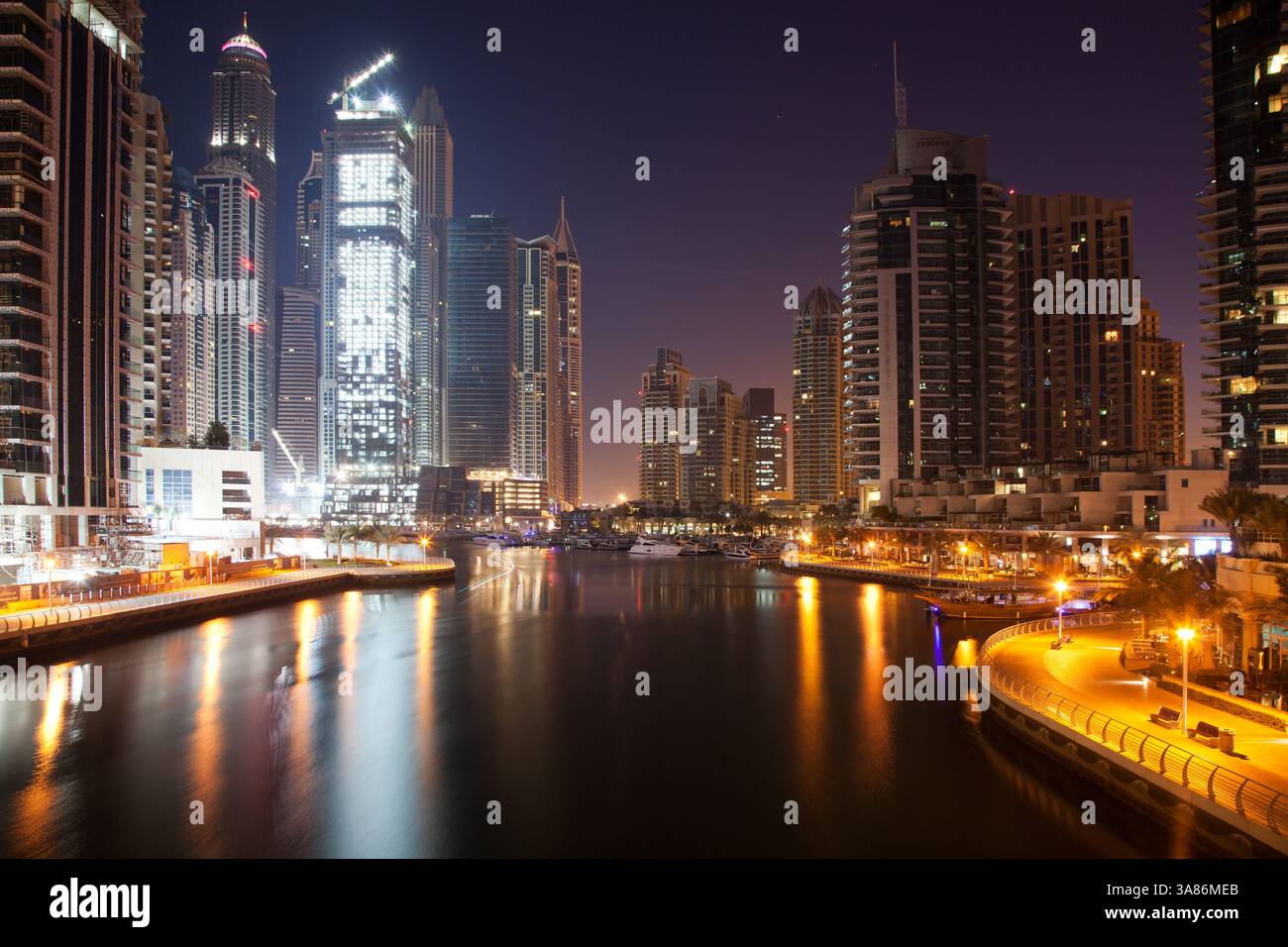 Vue des gratte-ciel modernes la nuit à Dubai Marina à Dubaï, Émirats arabes Unis Banque D'Images