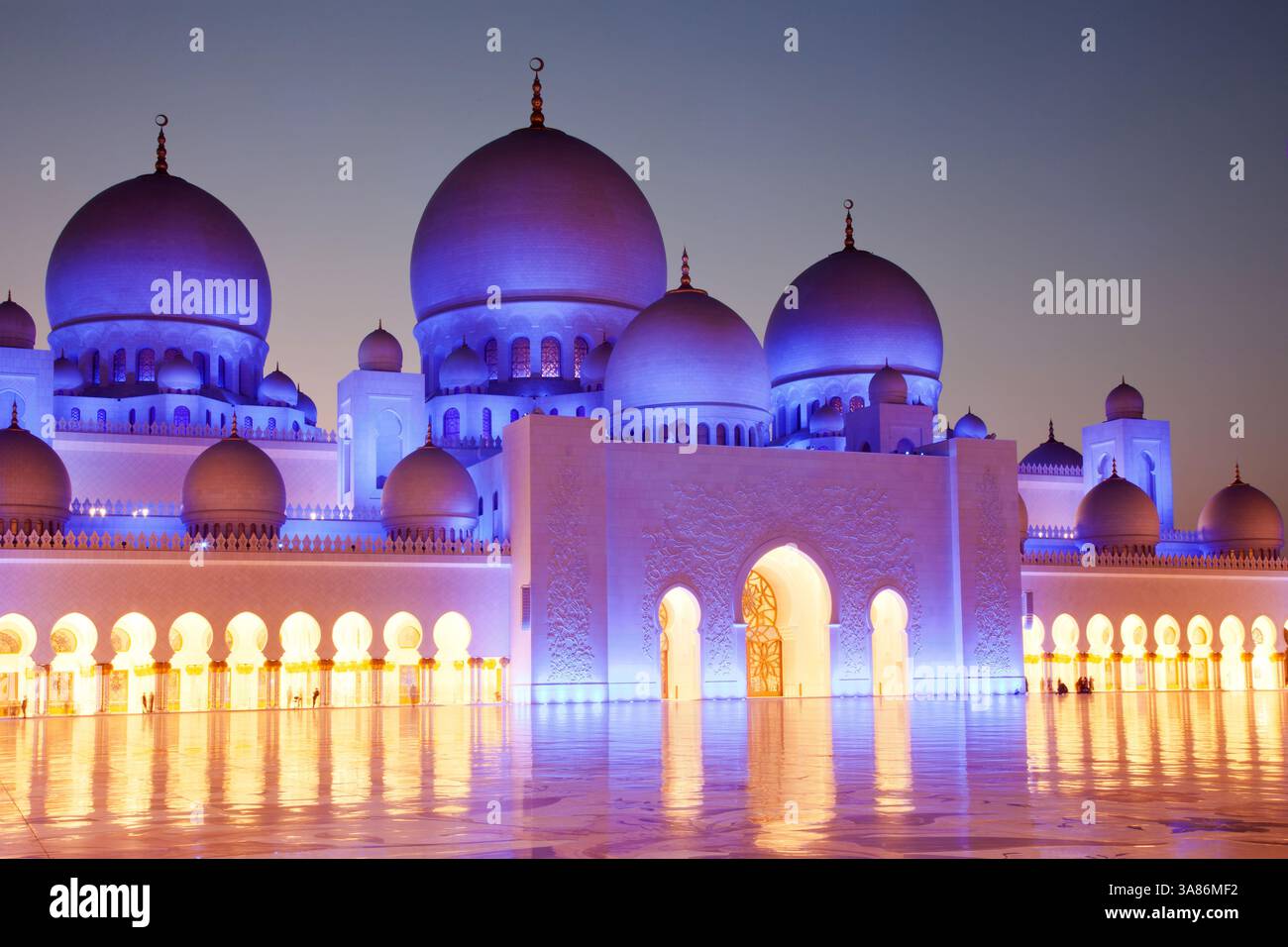 Grande Mosquée de Sheikh Zayed, au crépuscule, Abu Dhabi, Émirats Arabes Unis Banque D'Images