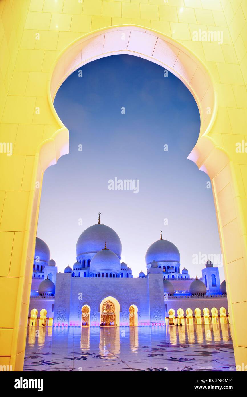Grande Mosquée de Sheikh Zayed, au crépuscule, Abu Dhabi, Émirats Arabes Unis Banque D'Images