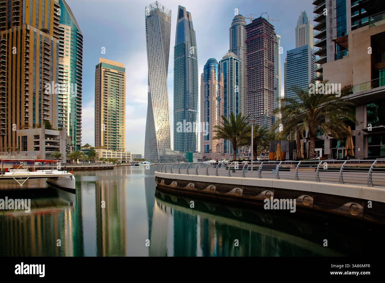 Vue de gratte-ciel modernes qui brille dans la lumière du lever du soleil à Dubai Marina à Dubaï, Dubaï, Émirats arabes Unis Banque D'Images