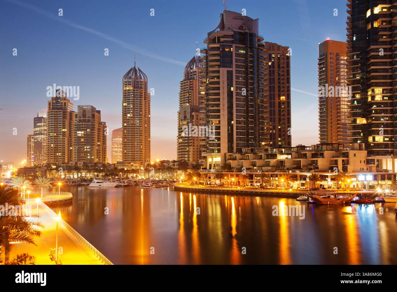 Vue des gratte-ciel modernes la nuit à Dubai Marina, Dubaï, Émirats arabes Unis Banque D'Images