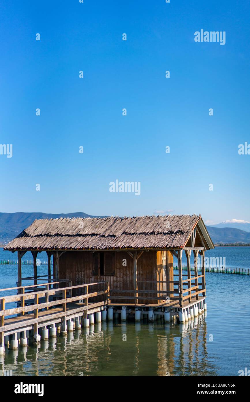 Pêcheur Maison traditionnelle en bois construite sur la mer à Tourlida Missolonghi, Grèce Banque D'Images