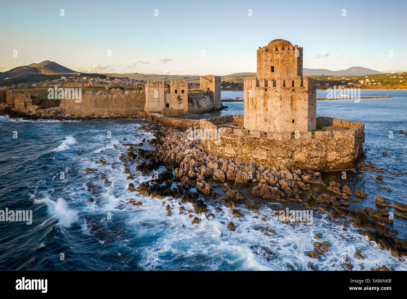 Bourtzi du château de Methoni, drone vue aérienne, dans la mer, Methoni, Péloponnnèse, Grèce Banque D'Images