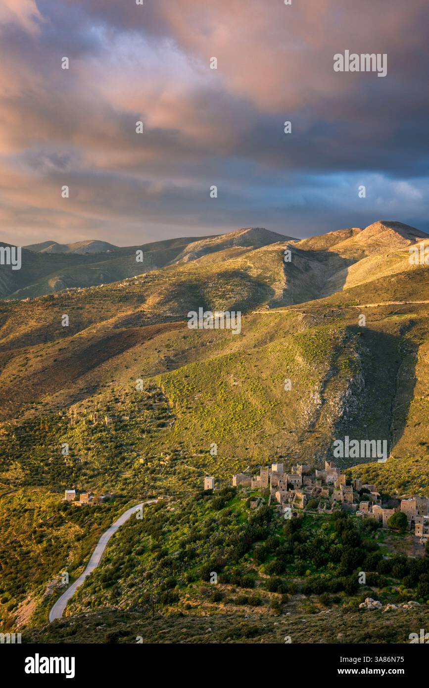Vathia, village abandonné dans les montagnes de la péninsule de Mani au coucher du soleil, Péloponnèse, Grèce Banque D'Images
