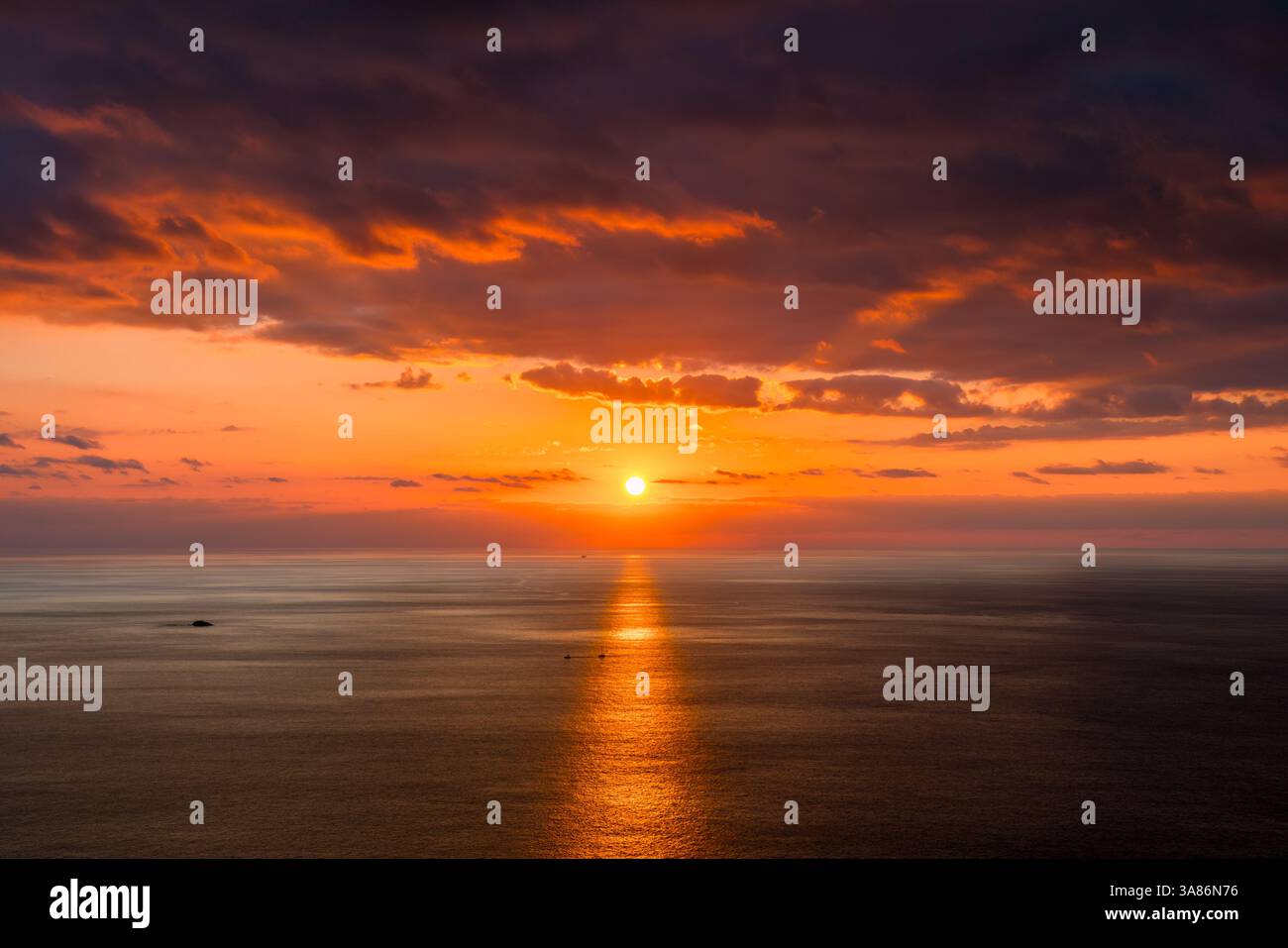 Coucher de soleil sur la mer avec deux bateaux traversant le coucher de soleil reflet sur la mer, Grèce Banque D'Images