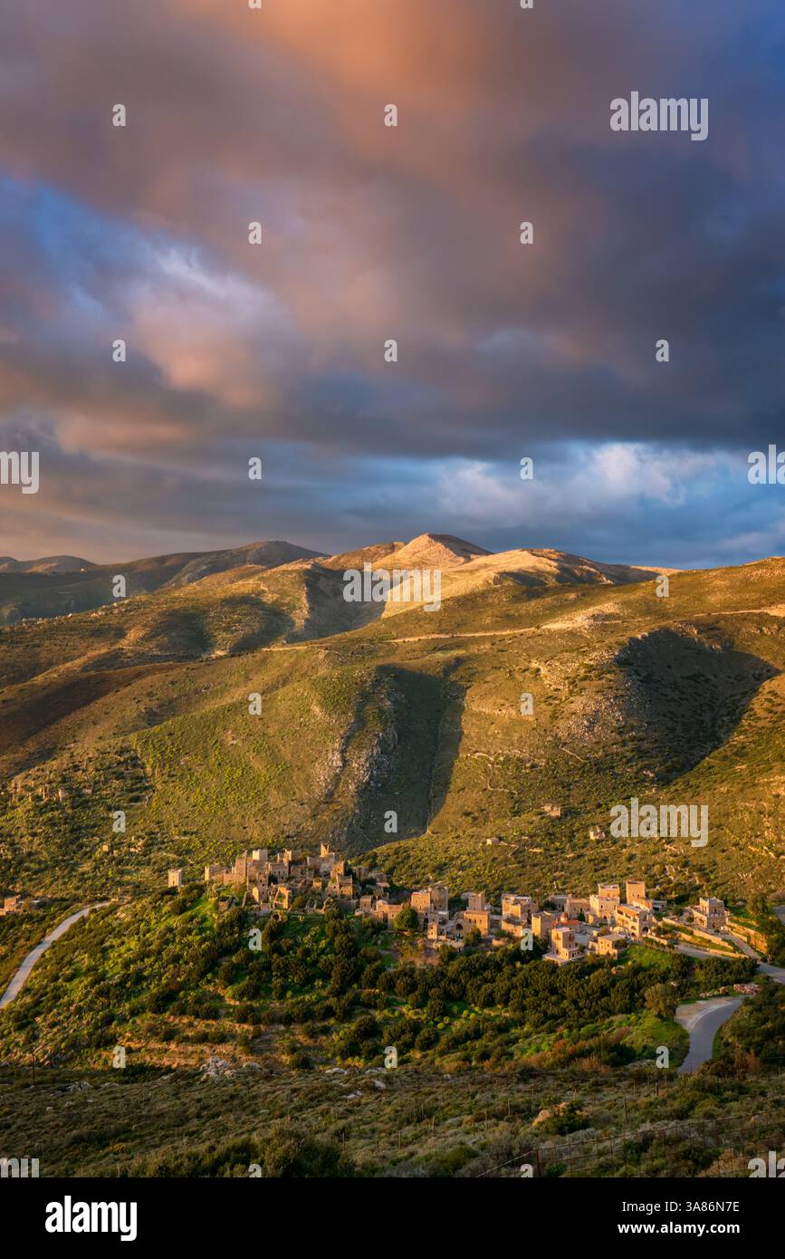 Vathia, village abandonné dans les montagnes de la péninsule de Mani au coucher du soleil, Péloponnèse, Grèce Banque D'Images