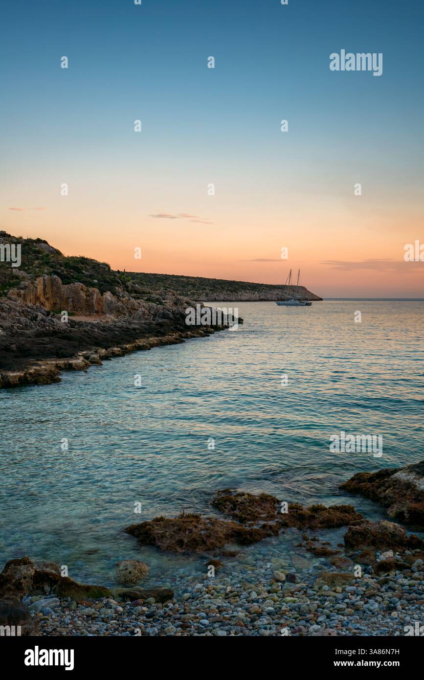 Bateau sur une baie de plage au Cap Tainaron (Cap Matapan) au coucher du soleil, Mani Peninsula, Péloponnèse, Grèce Banque D'Images