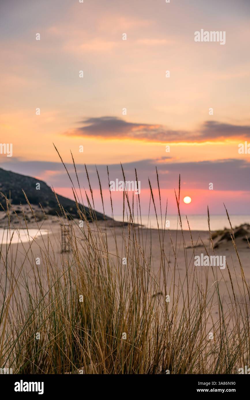 Coucher de soleil à la mer sur une plage naturelle sauvage, île d'Elafonisos, Grèce Banque D'Images