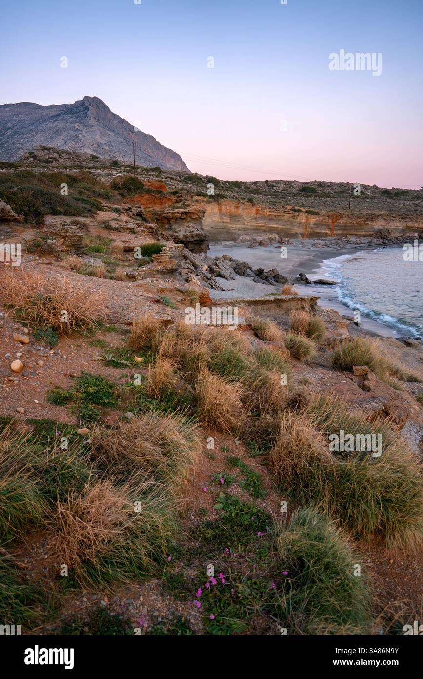 Plage d'Aspes au coucher du soleil, avec mer turquoise en arrière-plan, Grèce Banque D'Images