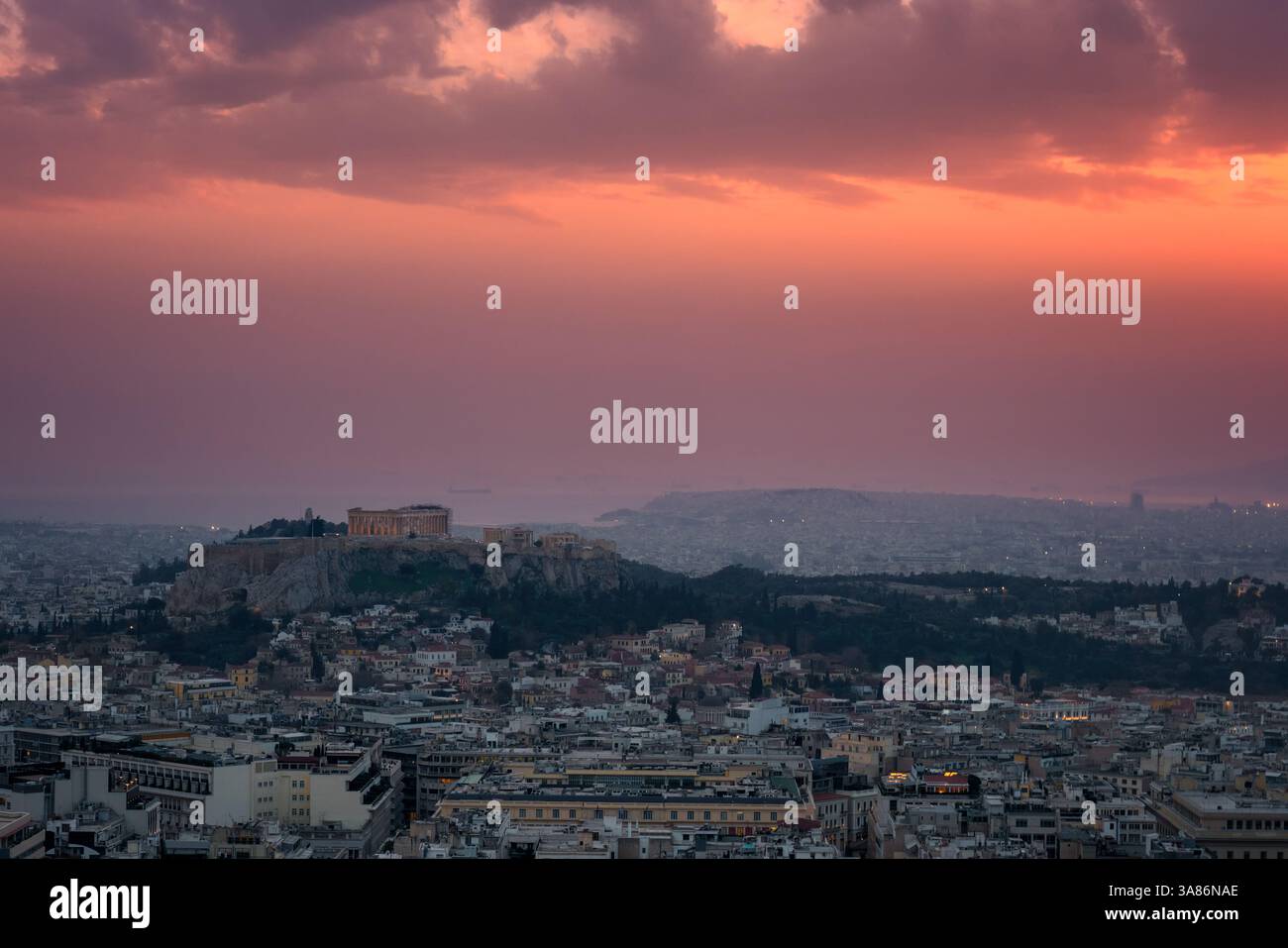 Ville au coucher du soleil avec Parthénon et Acropole vu du point de vue de la colline Lycabette, Athènes, Grèce Banque D'Images