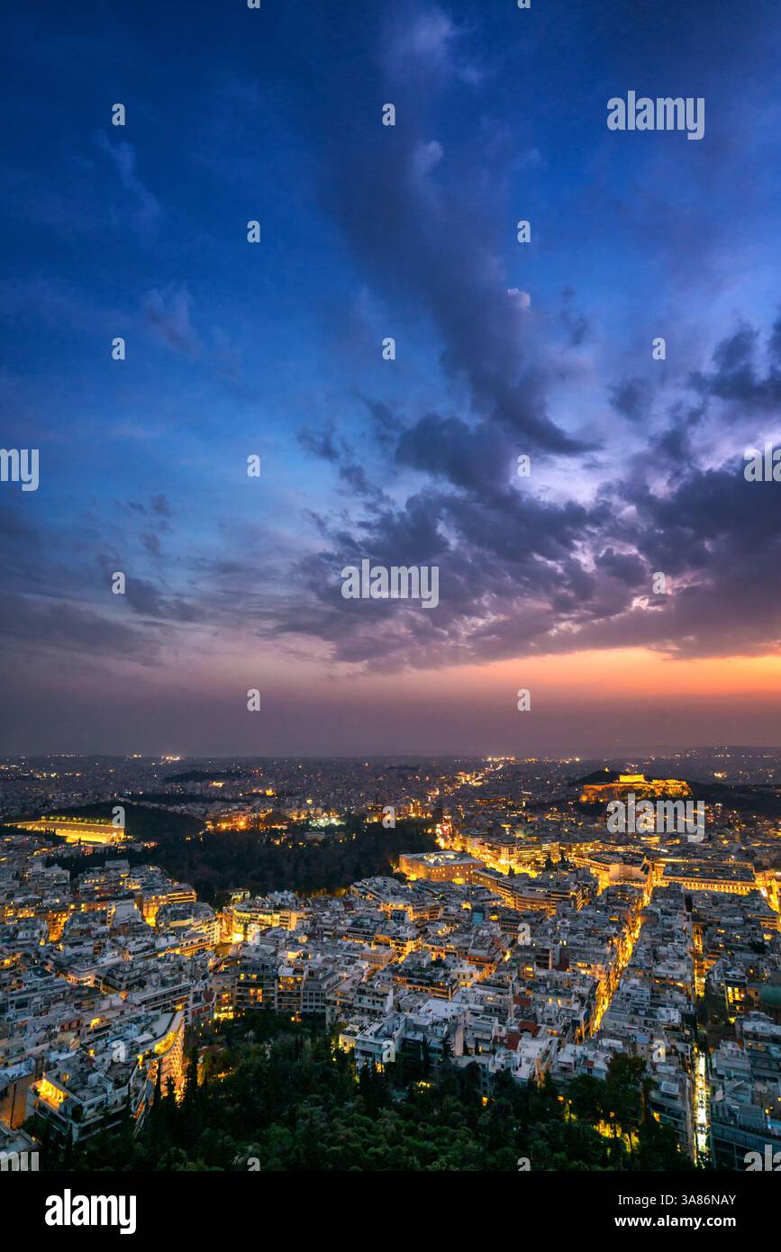 Ville au coucher du soleil avec Parthénon et Acropole vu du point de vue de la colline Lycabette, Athènes, Grèce Banque D'Images