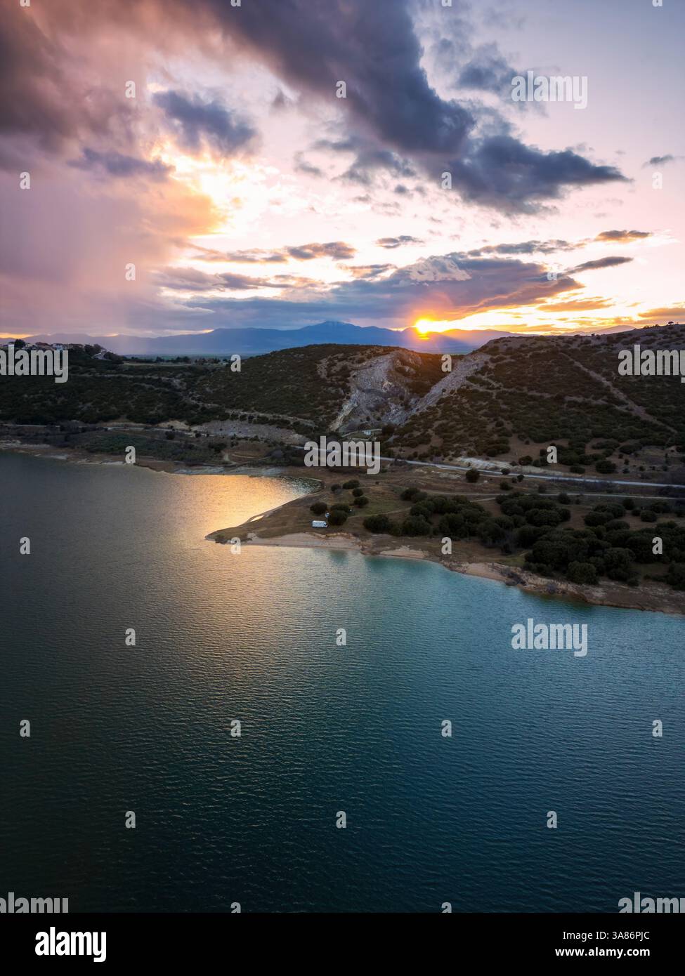 Drone vue aérienne du lac Polyfyto et paysage de montagne au coucher du soleil, Kozani, Macédoine, Grèce Banque D'Images