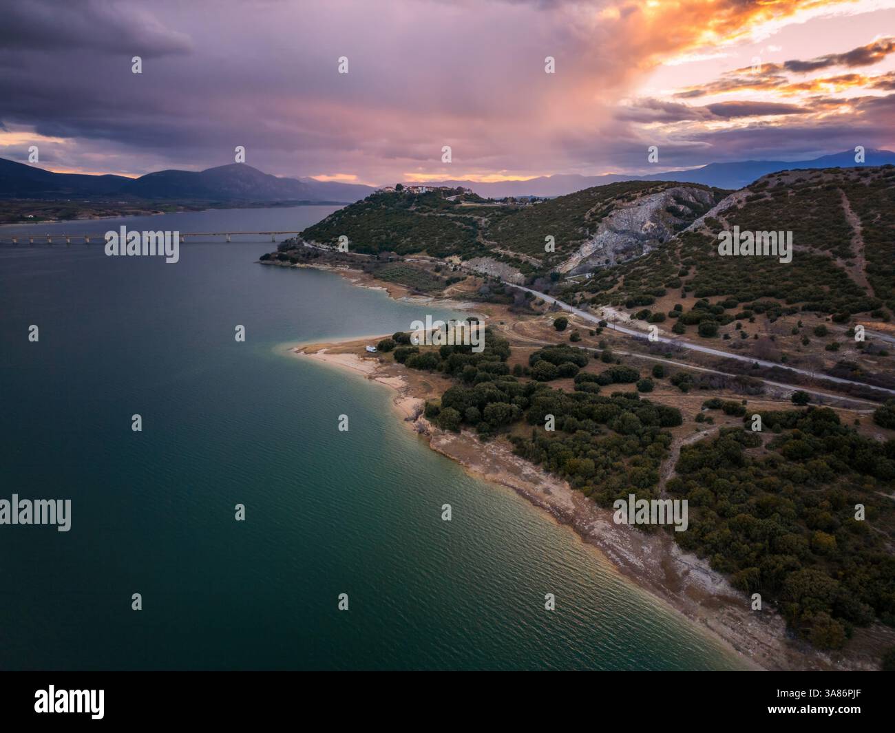 Drone vue aérienne du paysage montagneux du lac Polyfyto et haut pont de Servia Neraida au coucher du soleil, Kozani, Macédoine, Grèce Banque D'Images