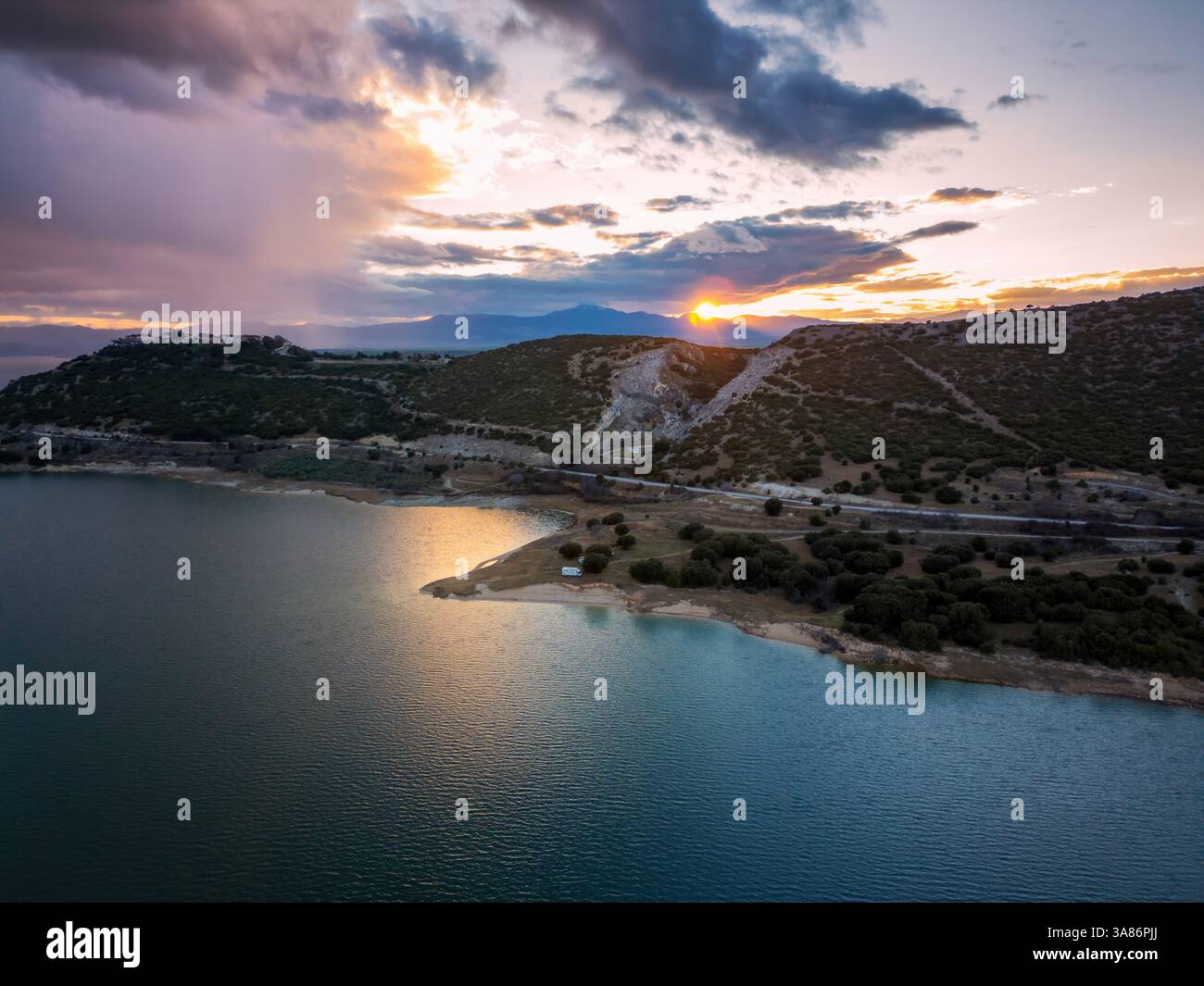 Drone vue aérienne du lac Polyfyto et paysage de montagne au coucher du soleil, Kozani, Macédoine, Grèce Banque D'Images