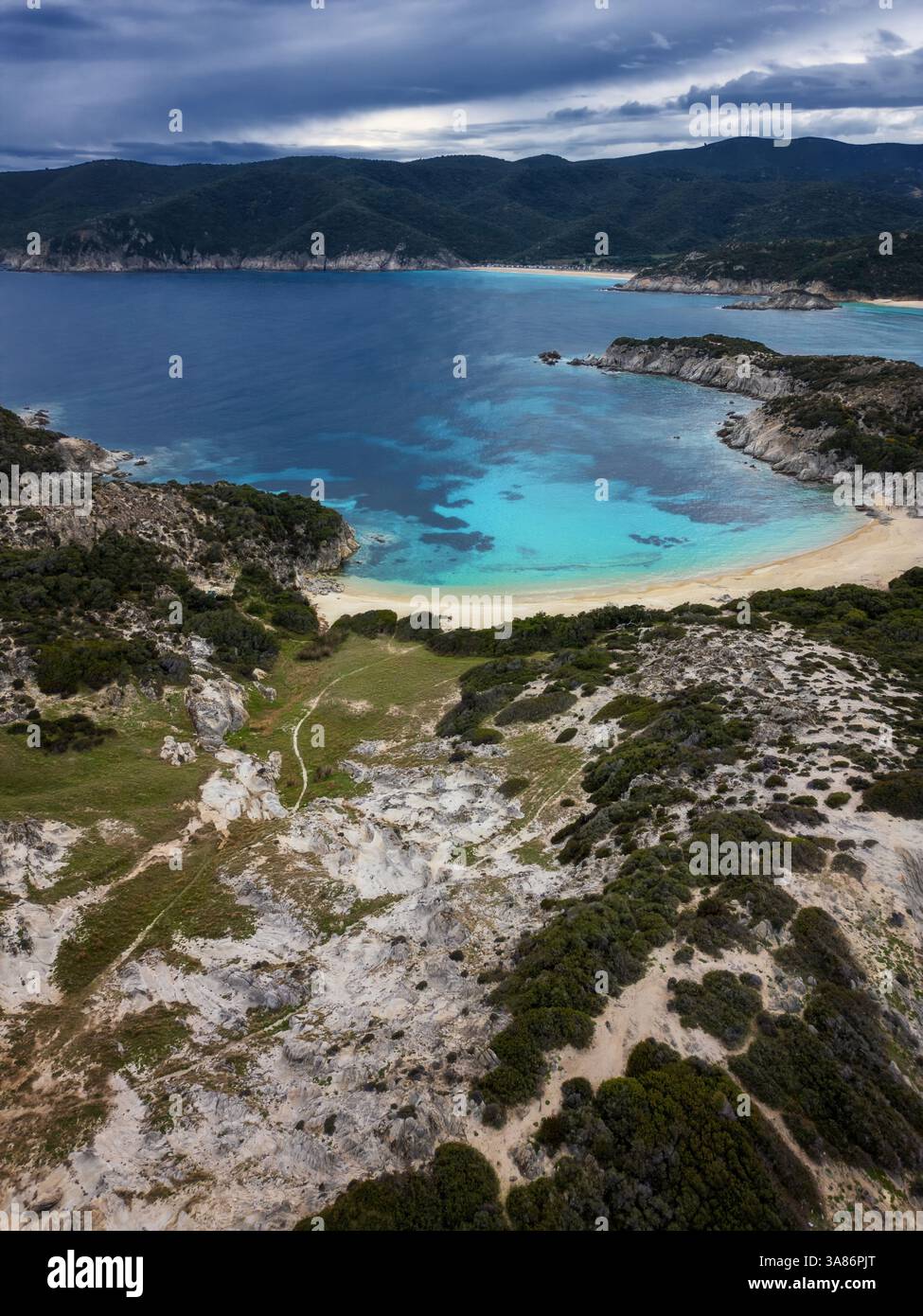 Drone vue aérienne de Kalamitsi plage sauvage avec eau turquoise, Chalcidique, Grèce Banque D'Images