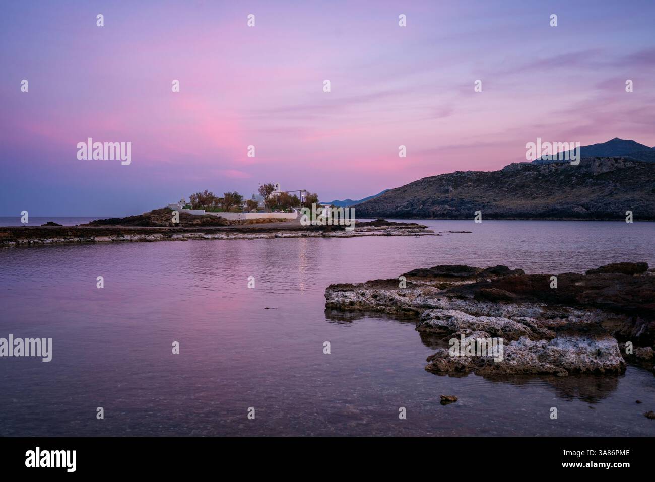 Chapelle orthodoxe Saint Fokas sur la côte de la Grèce au coucher du soleil, Péloponnèse, Grèce Banque D'Images