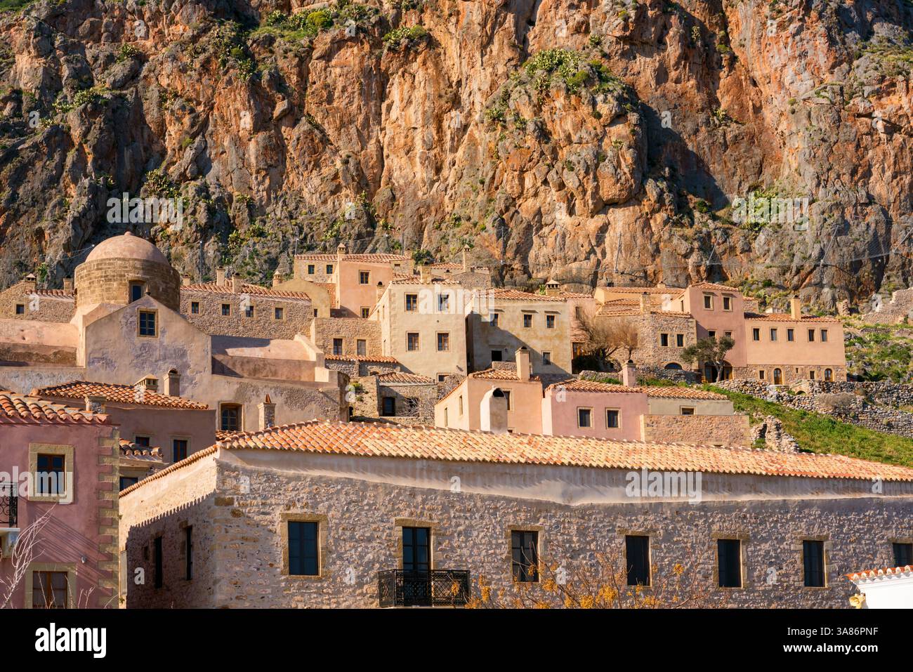 Maisons historiques en pierre dans la montagne, Monemvasia, Laconie, Grèce Banque D'Images