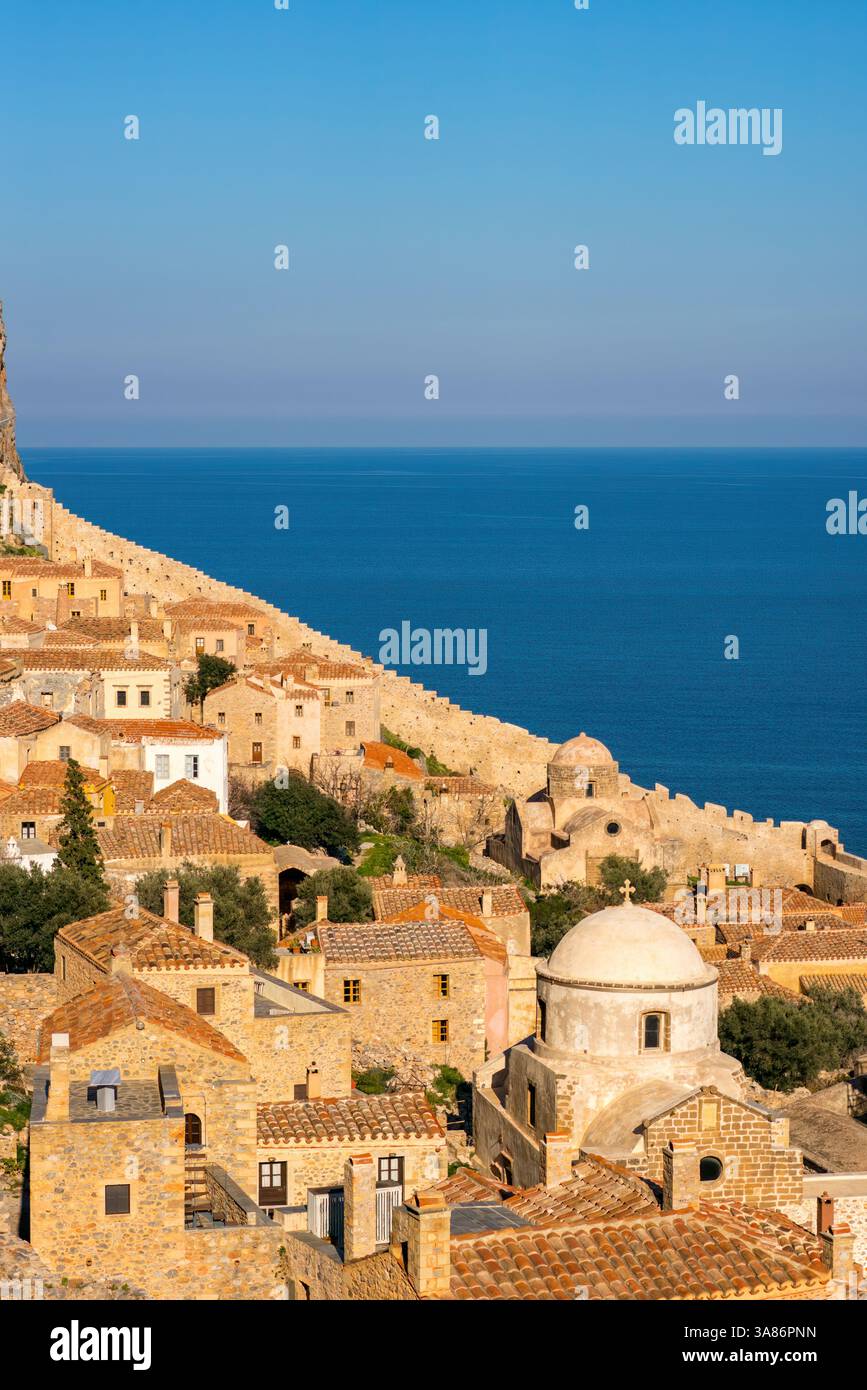 Monemvasia île maisons historiques en pierre et églises, Monemvasia, Laconie, Grèce Banque D'Images