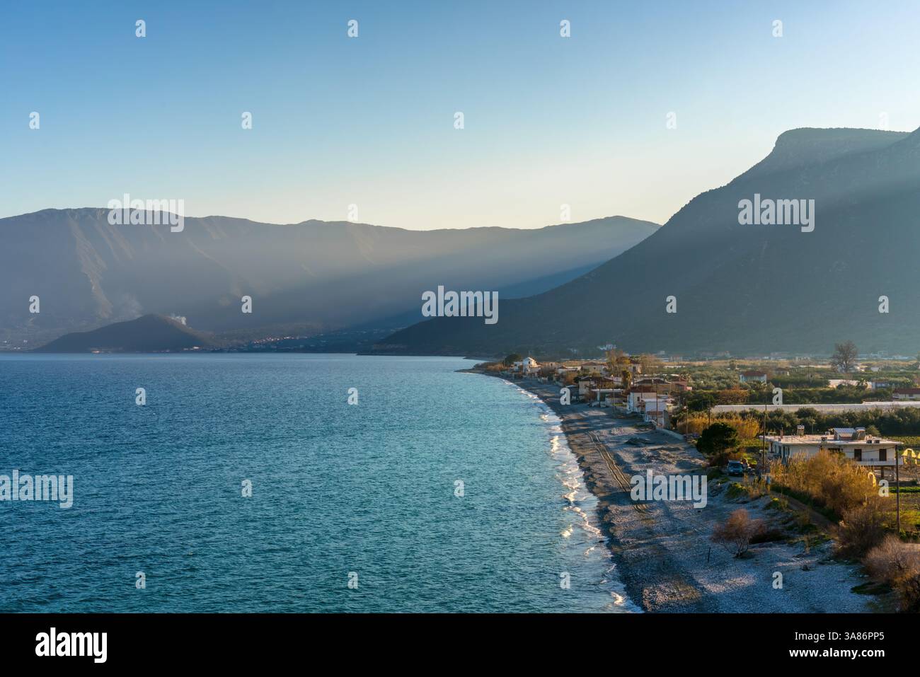 Plage de Lakkos avec eau turquoise et montagnes en arrière-plan, Péloponnèse, Grèce Banque D'Images