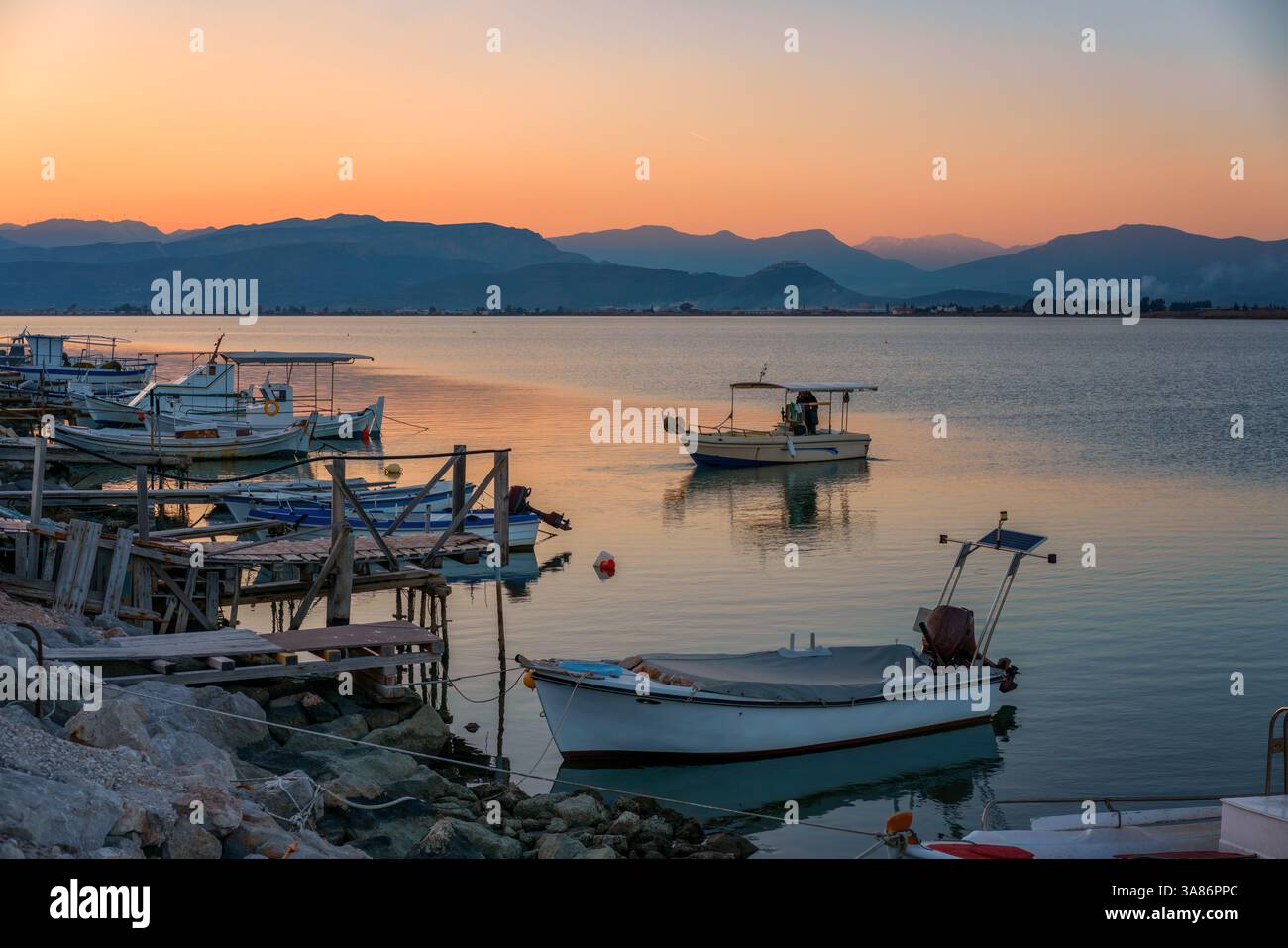 Port de Nauplie avec bateaux de pêcheurs au coucher du soleil, Nauplie, Péloponnèse, Grèce Banque D'Images
