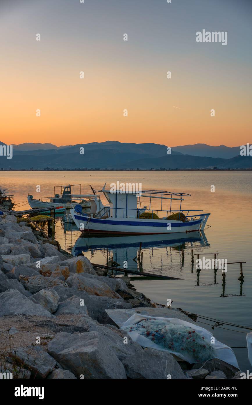 Port de Nauplie avec bateaux de pêcheurs au coucher du soleil, Nauplie, Péloponnèse, Grèce Banque D'Images