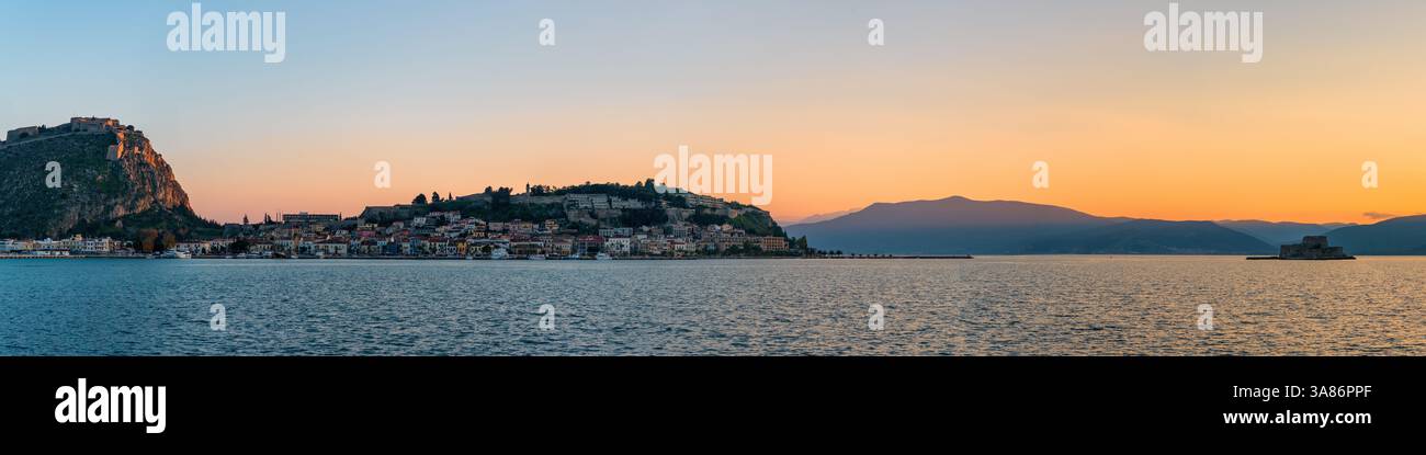 Panorama de la ville au coucher du soleil, Nauplie, Péloponnèse, Grèce Banque D'Images